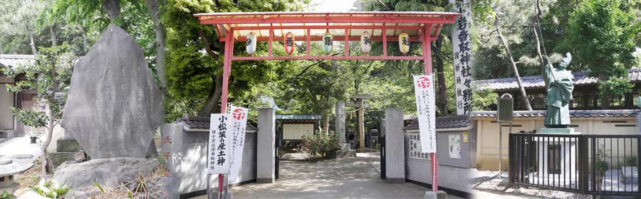 写真:香取神社の入口・境内の様子