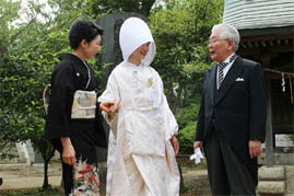 写真: 親族と花嫁
