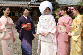 写真: 友人と花嫁